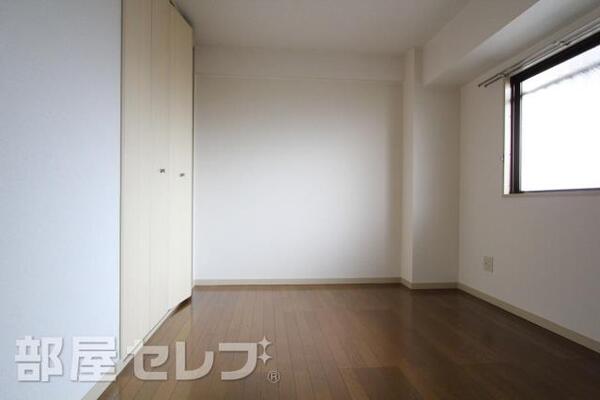 北側のお部屋も収納が大きく便利です。