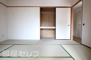 畳のいい香りのする室内です。