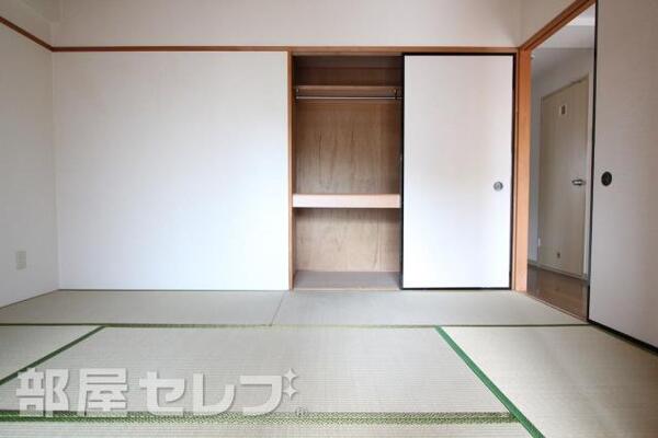 畳のいい香りのする室内です。