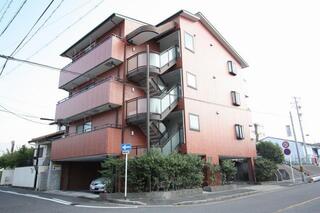 一階が駐車場になっています。