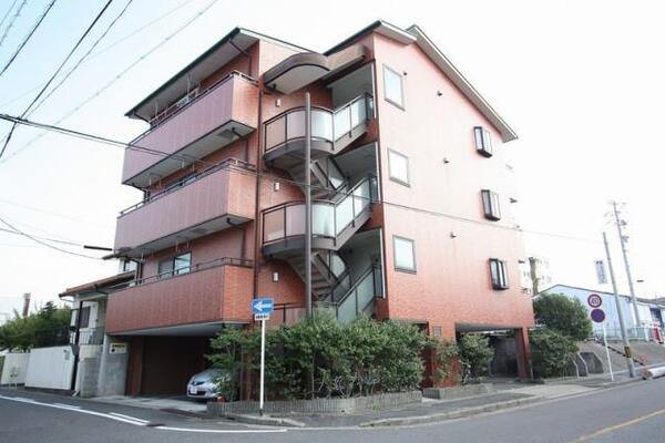 一階が駐車場になっています。