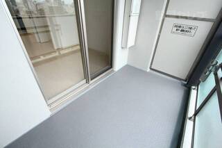 バルコニーは東向きです