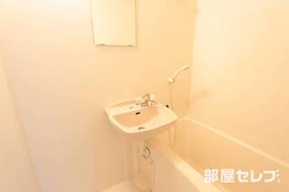 洗面台にも鏡がついてます