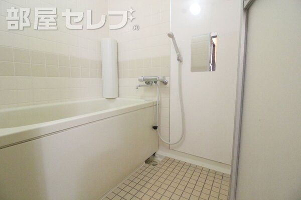 コンセントもあり温水洗浄便座付けれます。