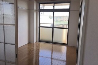 出窓のあるリビングです