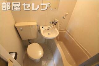 シャワー付きバス。