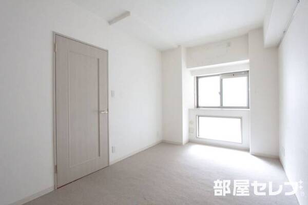 玄関入って左側のお部屋です。