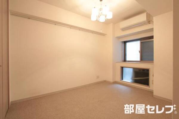 玄関入って右側のお部屋です。