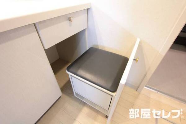 洗面台には収納出来るイスも付いてます。