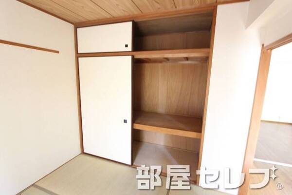 押し入れは収納量バッチリ。