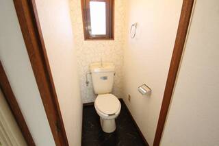 窓付きで明るいトイレです