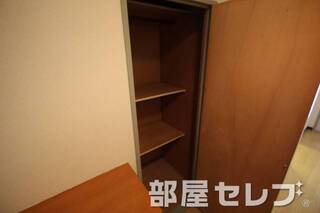 三段収納付き。