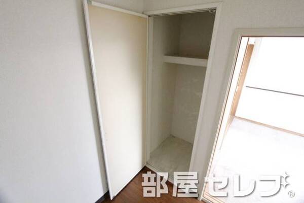 奥行きのある収納。