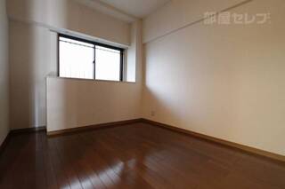 入ってすぐ左側にあるお部屋です　