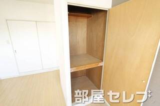 奥行きのある収納。