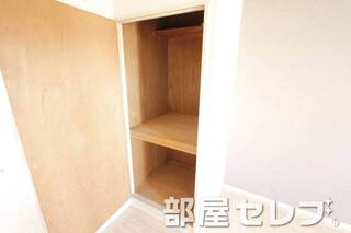奥行きのある収納。