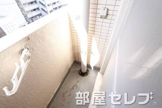 バルコニーに洗濯機置。