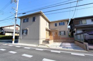 戸建感覚のメゾネットアパートです。