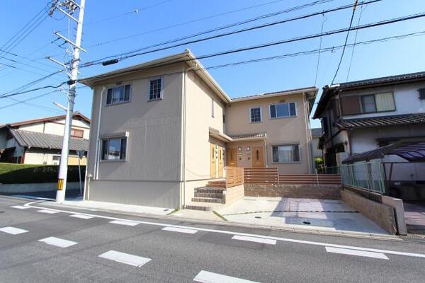 戸建感覚のメゾネットアパートです。