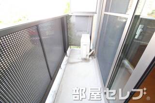 明るいバルコニーです。