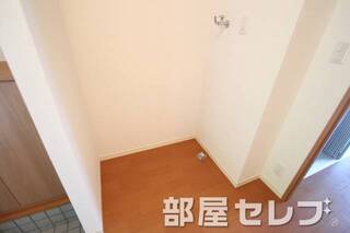 きれいな室内洗濯機置場です。