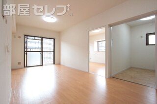 お洒落な壁紙の和室6畳のお部屋です。