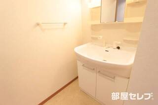 洗面台にも収納があります
