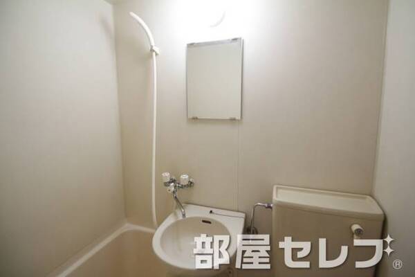 浴室内洗面。
