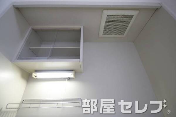 キッチン上部収納。