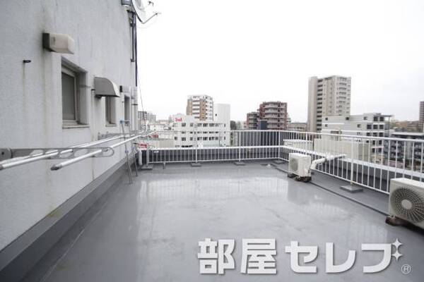 屋上に洗濯物干せれます。