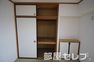 奥行きのある収納。