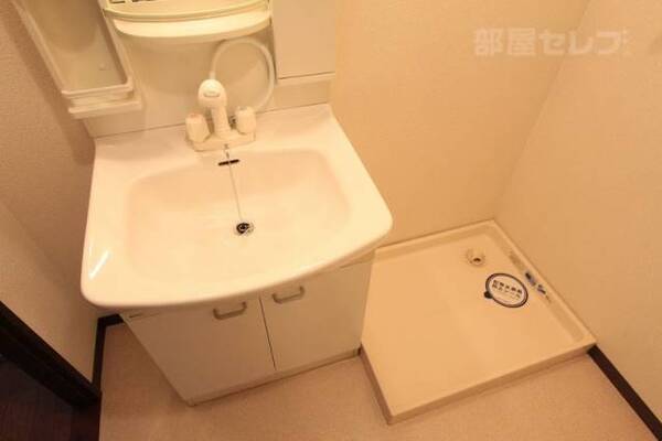 洗面所の隣に室内洗濯置場