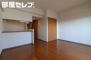 （反転写真）キッチンの近くに収納スペースがあります。