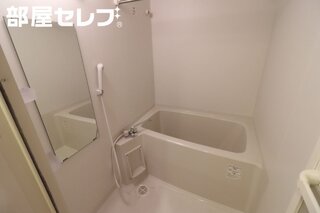 （反転写真）ゆったりと浸かれるバスです。