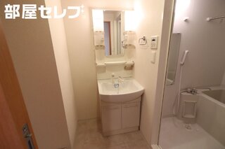 （反転写真）洗髪できる洗面所です。