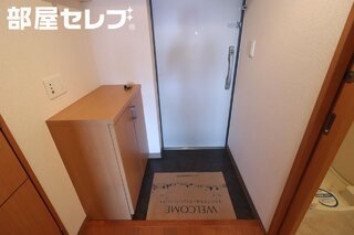（反転写真）玄関からリビングまで一直線です。