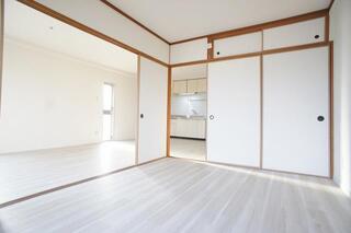 廊下にも収納が。