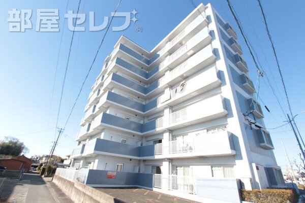 落ち着いた雰囲気で水色タイル貼りの外観です。