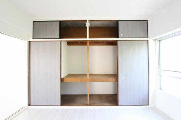 天井まで伸びている大きな収納あります。