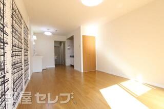 広々と使える快適な住空間。壁紙もおしゃれです。