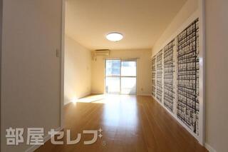 南向きなので日当たり良く明るい居室です。