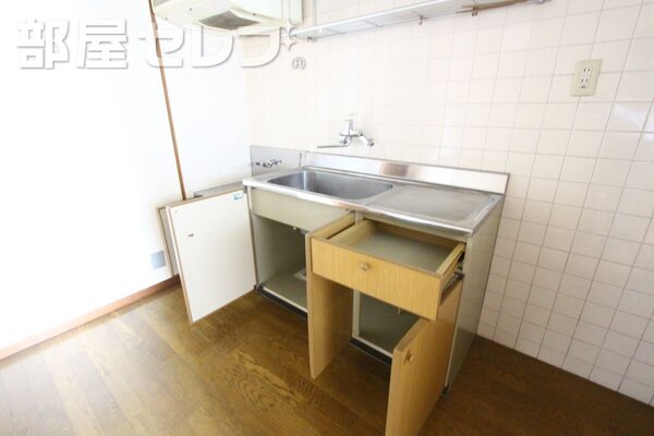 南側和室6畳のお部屋です。