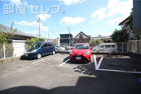 奥に駐輪場があります。