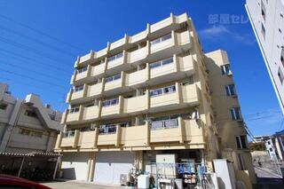 外壁塗装されたきれいな建物です。