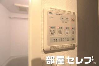 浴室乾燥機付き。