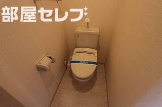 小物が置ける棚付のトイレです