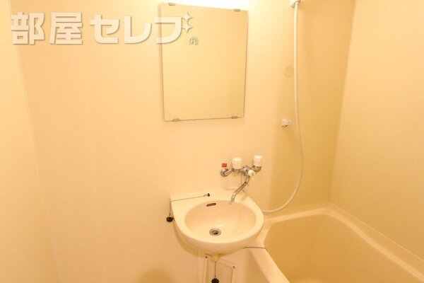 洗面はお風呂と同室。