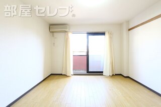 下駄箱あります。