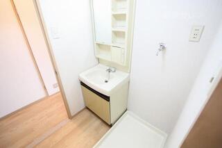 独立洗面台と洗濯機置場