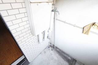 室外洗濯機置場。
